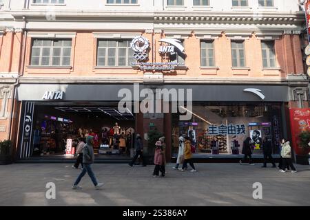 SHANGHAI, CHINE - 9 JANVIER 2025 - les citoyens passent devant le magasin phare d'Anta sur la rue piétonne Nanjing Road à Shanghai, Chine, le 9 janvier 2025. Banque D'Images