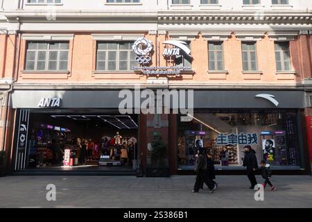 SHANGHAI, CHINE - 9 JANVIER 2025 - les citoyens passent devant le magasin phare d'Anta sur la rue piétonne Nanjing Road à Shanghai, Chine, le 9 janvier 2025. Banque D'Images
