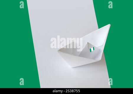 Drapeau du Nigeria représenté sur un navire en origami en papier en gros plan. Concept d'arts orientaux faits à la main. Drapeau du Nigeria représenté sur un navire en origami en papier en gros plan. Fait à la main Banque D'Images
