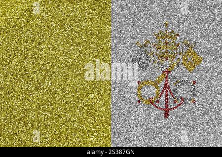 Drapeau de l'État de la Cité du Vatican représenté sur de nombreuses petites paillettes brillantes. Fond coloré de festival pour la partie disco. Drapeau de l'État de la Cité du Vatican représenté sur beaucoup Banque D'Images