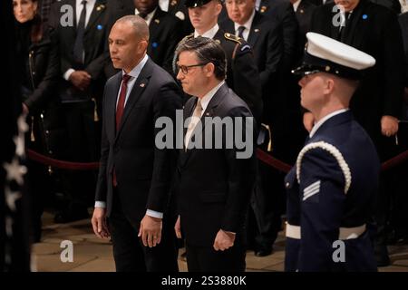 Washington, États-Unis. 07 janvier 2025. Le leader de la minorité à la Chambre des États-Unis Hakeem Jeffries (démocrate de New York), à gauche, et le président de la Chambre des représentants des États-Unis Mike Johnson (républicain de Louisiane), prennent la parole lors d'une cérémonie où l'ancien président Jimmy carter repose dans l'état au Capitole, le mardi 7 janvier 2025, à Washington. Carter est mort en Dec. 29 à l'âge de 100 ans. Photo de J. Scott Applewhite/piscine via CNP/ABACAPRESS. COM Credit : Abaca Press/Alamy Live News Banque D'Images