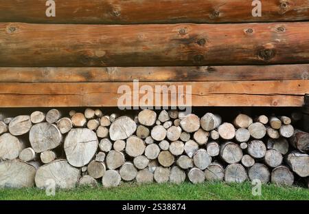 Cabane en rondins ou grange mur écorché non peint fond horizontal texturé gros plan. Cabane en rondins ou grange non peinte mur écorcé texturé horizontal Banque D'Images