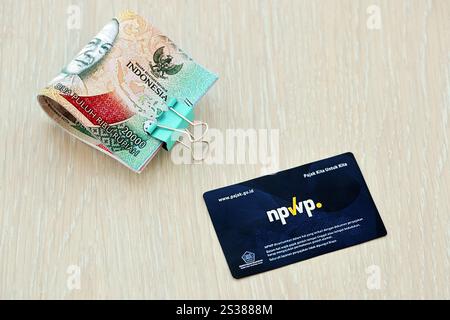 Indonésie NPWP nouvelle carte de numéro d'identification fiscale initialement appelé Nomor Pokok Wajib Pajak. Utilisé pour effectuer des transactions liées à la fiscalité indonésienne Banque D'Images