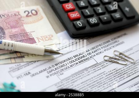 Déclaration du montant des cotisations d'assurance maladie payées et déduites de la carte d'impôt dans les mois individuels de l'année fiscale, formulaire PIT-16A sur comptable Banque D'Images