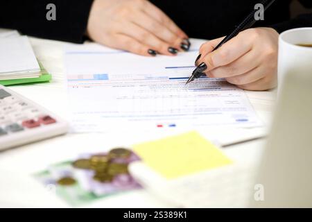 Le comptable remplit le formulaire fiscal français CA12 taxe sur la valeur ajoutée et taxes similaires en fin de période fiscale. Fiscalité et paperasserie en France. Comptable Banque D'Images