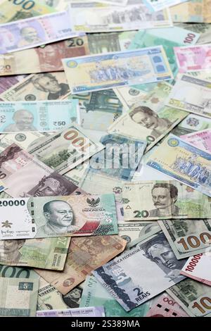 Beaucoup de billets de monnaie différente. Fond de grande quantité de factures d'argent aléatoires en gros plan. Beaucoup de billets de monnaie différente. Arrière-plan de Banque D'Images