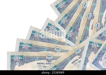 50 billets de roupies népalaises se trouve dans un ordre différent isolé sur blanc. Concept de banque locale ou de monnaie. Bannière d'arrière-plan de l'entreprise. 50 Népalais Banque D'Images