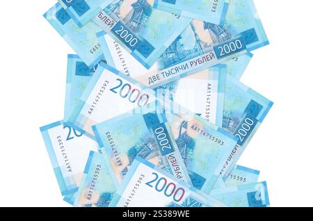 2000 billets de roubles russes volent vers le bas isolés sur blanc. De nombreux billets tombant avec un espace de copie blanc à gauche et à droite Banque D'Images