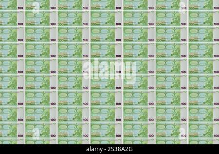 Billets de 100 euros imprimés dans un convoyeur de production de monnaie. Collage de nombreuses factures. Concept d'inflation et de dévaluation monétaires. Billets de 100 euros imprimés en Banque D'Images
