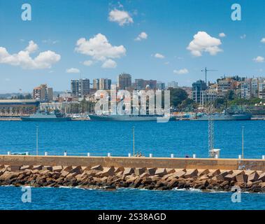 Port dans la baie de Carthagène. Vue de la côte d'été avec les navires (Costa Blanca, Espagne). Tous les hommes ne sont pas reconnus. Banque D'Images