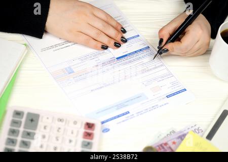 Le comptable remplit le formulaire fiscal français 10963 taxe sur la valeur ajoutée et taxes similaires en fin de période fiscale. Fiscalité et paperasserie en France. Comptable Banque D'Images