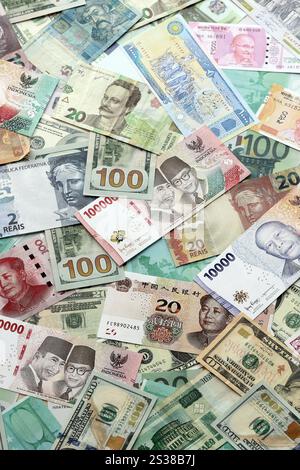 Beaucoup de billets de monnaie différente. Fond de grande quantité de factures d'argent aléatoires en gros plan. Beaucoup de billets de monnaie différente. Arrière-plan de Banque D'Images