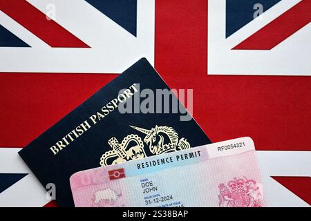 Permis de séjour carte BRP et passeport britannique du Royaume-Uni sur drapeau Union Jack gros plan Banque D'Images