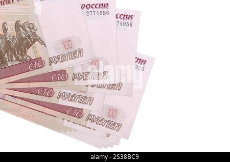 100 billets de roubles russes se trouve dans un petit bouquet ou paquet isolé sur blanc. Maquette avec espace de copie. Concept d'affaires et de change de devises. 100 russe Banque D'Images