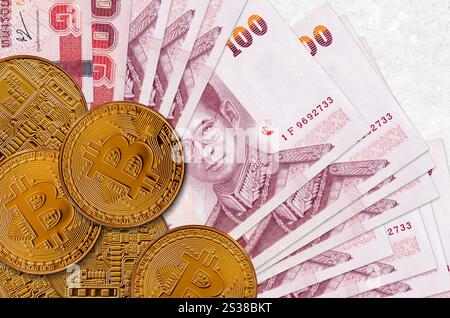 100 billets de Baht thaïlandais et bitcoins d'or. Concept d'investissement en crypto-monnaie. Crypto-minage ou transactions de trading. 100 billets de Baht thaïlandais et doré Banque D'Images