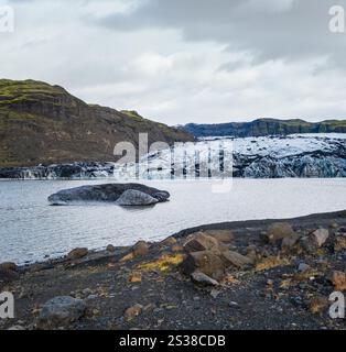 Glacier pittoresque de Solheimajokull dans le sud de l'Islande. La langue de ce glacier glisse du volcan Katla. Magnifique lagon de lac glaciaire avec Banque D'Images