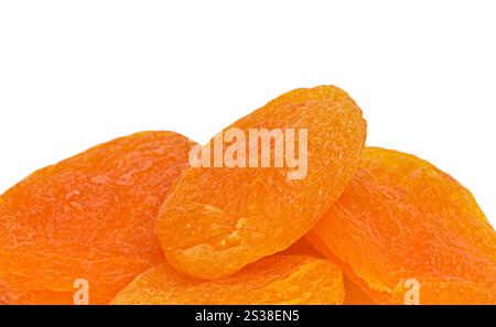 Abricots séchés sur fond blanc. Abricots séchés Banque D'Images