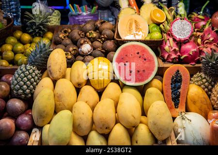 Fruitshops au Marketstreet de Yaowarat Road dans China Town dans la ville de Bangkok en Thaïlande. Thaïlande, Bangkok, 8 novembre 2023. THAÏLANDE BANGKOK Banque D'Images