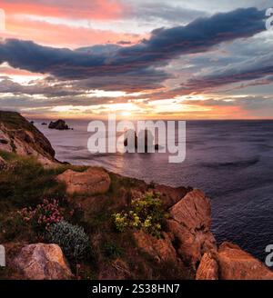 Fleurs de soleil Océan Atlantique littoral magnifique paysage (Arnia, Beach Biskaya, Cantabria, Espagne). Deux coups de croix de l'image. Banque D'Images