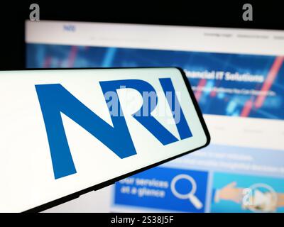 Dans cette illustration photo, un smartphone avec le logo de la société Nomura Research Institute Ltd. (NRI) est vu sur l'écran en face du site Web. Banque D'Images