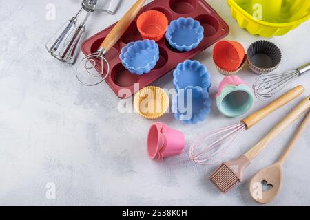 Assortiment d'ustensiles de cuisine pour la cuisson et formes de cuisson en silicone Banque D'Images