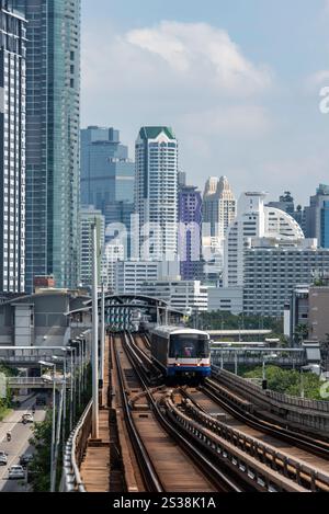 Un train de skytrain ou métro à Thonburi dans la ville de Bangkok en Thaïlande. Thaïlande, Bangkok, Dezember, 4, 2023. THAÏLANDE BANGKOK THONBURI Banque D'Images