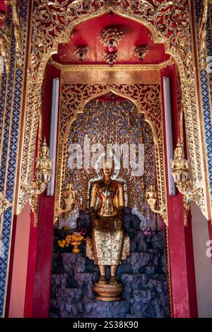 Le Wat Chakkrawat en Chine ville dans la ville de Bangkok en Thaïlande. Thaïlande, Bangkok, 8 novembre 2023 Banque D'Images