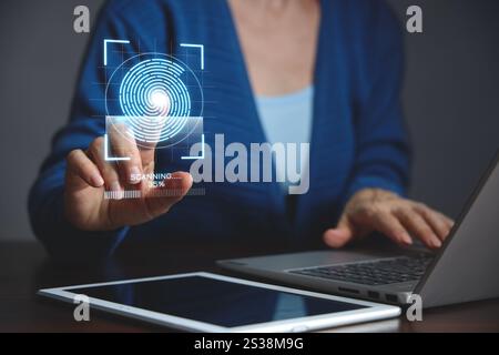 Concept de sécurité internet, protection des données. Cybersécurité du réseau, accès de l'utilisateur à l'appareil via l'écran de numérisation d'empreintes digitales. Banque D'Images
