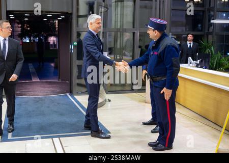 Paris, France. 09 janvier 2025. député de haute-Loire, président du groupe de droite Républicain à l'Assemblée nationale, Laurent Wauquiez arrive pour une réunion avec les partis politiques et les groupes parlementaires sur la préparation du budget 2025 au ministère de l'économie et des Finances à Bercy, Paris, France le 9 janvier 2025. Photo de Alexis Jumeau/ABACAPRESS. COM Credit : Abaca Press/Alamy Live News Banque D'Images