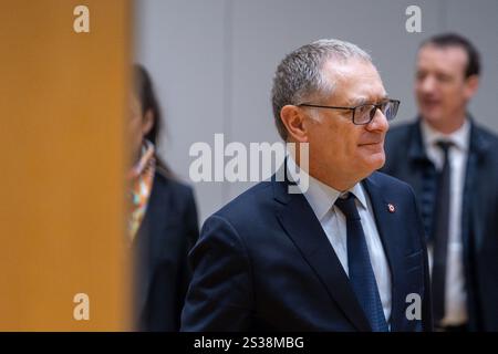 Paris, France. 09 janvier 2025. Membre du groupe les Républicains (LR), Philippe Juvin arrive pour une réunion avec les partis politiques et les groupes parlementaires sur la préparation du budget 2025 au ministère de l'économie et des Finances à Bercy, Paris, France le 9 janvier 2025. Photo de Alexis Jumeau/ABACAPRESS. COM Credit : Abaca Press/Alamy Live News Banque D'Images