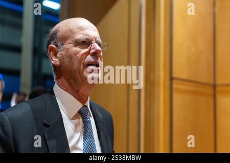 Paris, France. 09 janvier 2025. Le ministre français de l'Economie, des Finances et de l'industrie et de la souveraineté digitale Eric Lombard arrive pour une réunion avec les partis politiques et les groupes parlementaires sur la préparation du budget 2025 au ministère français de l'Economie et des Finances à Bercy, Paris, France, le 9 janvier 2025. Photo de Alexis Jumeau/ABACAPRESS. COM Credit : Abaca Press/Alamy Live News Banque D'Images