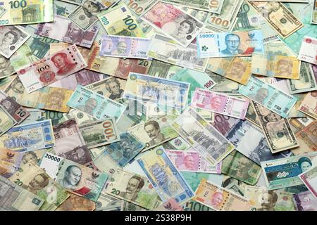 Beaucoup de billets de monnaie différente. Fond de grande quantité de factures d'argent aléatoires en gros plan. Beaucoup de billets de monnaie différente. Arrière-plan de Banque D'Images