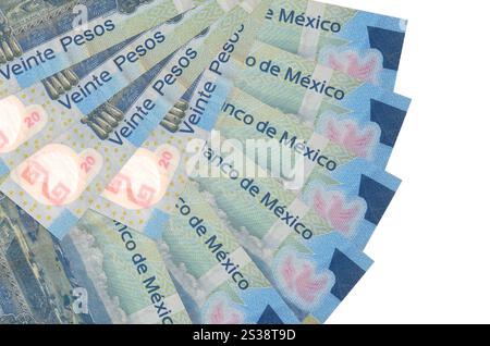 20 pesos mexicains des factures se trouve isolé sur fond blanc avec l'espace de copie empilé en forme de ventilateur de près. Notion : transactions financières Banque D'Images