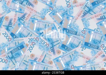 2000 billets de roubles russes se trouve dans une grande pile. Fond conceptuel de la vie riche. Grosse somme d'argent. 2000 billets de roubles russes se trouve dans une grande pile. Riche Banque D'Images