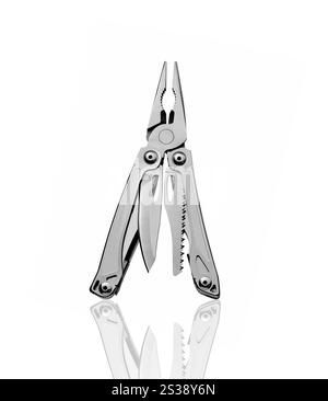 multitool métallique isolé sur fond blanc. multitool métallique isolé Banque D'Images