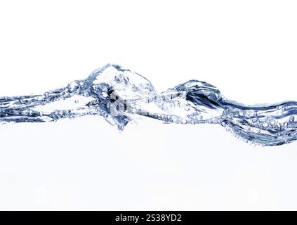 Gros plan haute résolution d'ondes liquides nettes sur une surface d'eau calme avec un mouvement dynamique et un effet d'ondulation. Mettant en valeur la pureté et Banque D'Images
