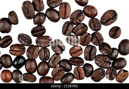 Image de haute qualité présentant une collection de grains de café torréfiés isolés sur un fond blanc. Grains de café dispersés sur fond blanc Banque D'Images