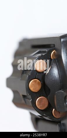 Vue détaillée d'un cylindre de canon de revolver chargé sur un fond blanc. Gros plan du cylindre de revolver avec des balles Banque D'Images