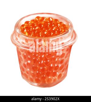 Œufs de saumon orange vif, également connu sous le nom ikura, présentés dans un récipient transparent isolé sur blanc. Œufs de saumon frais dans un récipient en plastique Banque D'Images