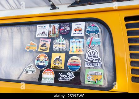 Collection de stickers Van sur la vitre arrière d'un van jaune. Banque D'Images