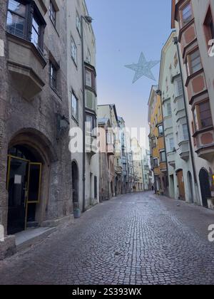 Petite ruelle dans la vieille ville de Hall in Tirol Autriche guide de voyage Banque D'Images