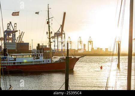Bateaux historiques dans le vieux port de Hambourg à l'Elbe au coucher du soleil Banque D'Images