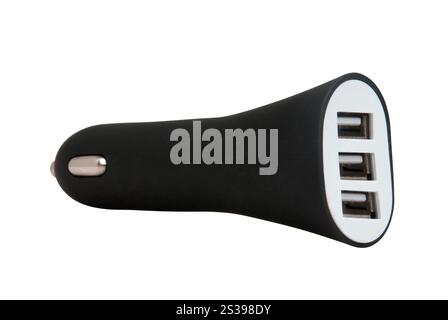 Chargeur de voiture pour appareil électronique USB noir isolé sur blanc. Chargeur de voiture pour appareil électronique USB noir Banque D'Images