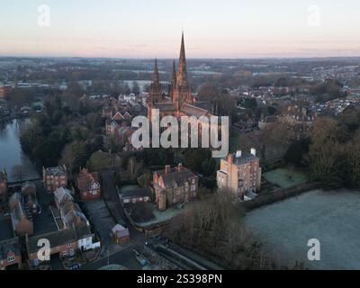 Scènes hivernales entourant la cathédrale de Lichfield, Staffordshire. Les Britanniques sont préparés pour que le mercure chute à moins de 16 °C, avec des avertissements météorologiques pour la neige et la glace en vigueur dans une grande partie du Royaume-Uni après de graves inondations et la neige ont causé des perturbations dans les transports et la fermeture d'écoles. Date de la photo : jeudi 9 janvier 2025. Banque D'Images