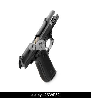 Arme de poing avec balle chargée isolée sur fond blanc. Arme de poing avec balle chargée Banque D'Images