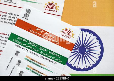 Carte indienne Aadhaar de l'Autorité d'identification unique de l'Inde sur le drapeau indien gros plan Banque D'Images