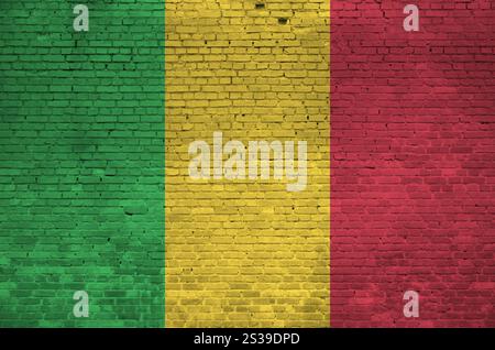 Drapeau du Mali représenté en couleurs de peinture sur un vieux mur de briques de gros plan. Bannière texturée sur le fond de maçonnerie de mur de briques. Drapeau du Mali représenté en peinture Banque D'Images
