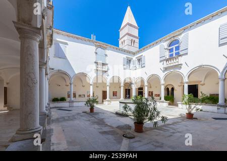 Le cloître de l'église Saint François dans le centre-ville de Piran. Piran, Slovénie. Banque D'Images