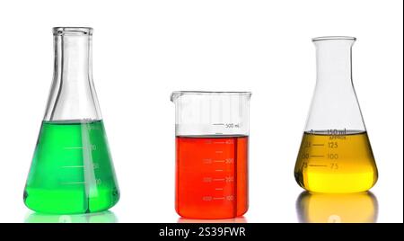 Flacon Erlenmeyer avec solution jaune, verte et rouge. Flacon Erlenmeyer avec solution jaune Banque D'Images