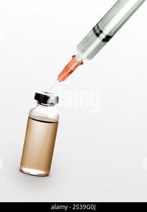 seringue avec flacon de médicament isolé sur fond blanc. seringue avec flacon de médicament Banque D'Images
